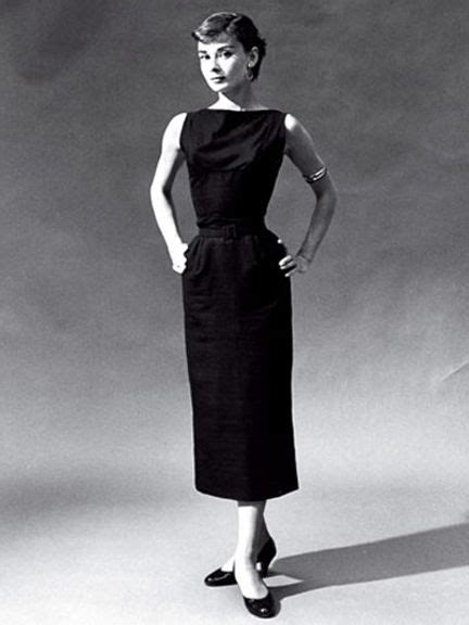 um vestido coquetel chanel preto e branco|Vestido preto: a história do clássico em 25 momentos icônicos.